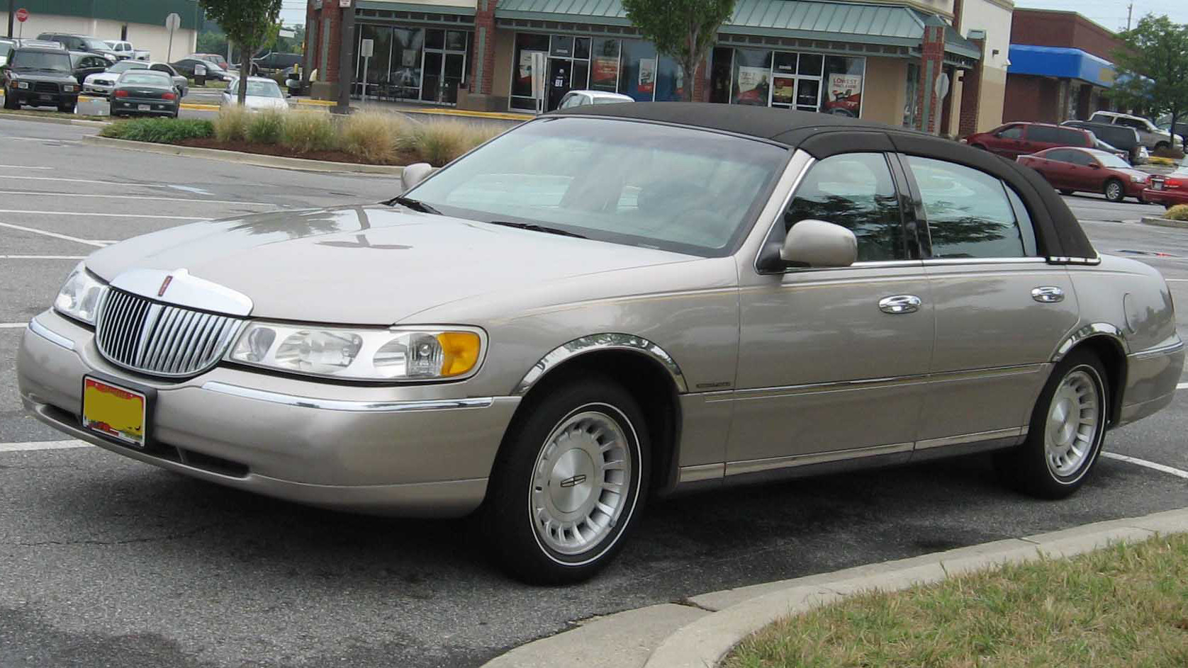 7 место. Lincoln Town Car - лучший способ объявить всем на дороге: "Я старше, чем твой дедушка". Большой, вальяжный и неповоротливый. Его можно вынести, только если это такси и вам не надо позориться за рулем.