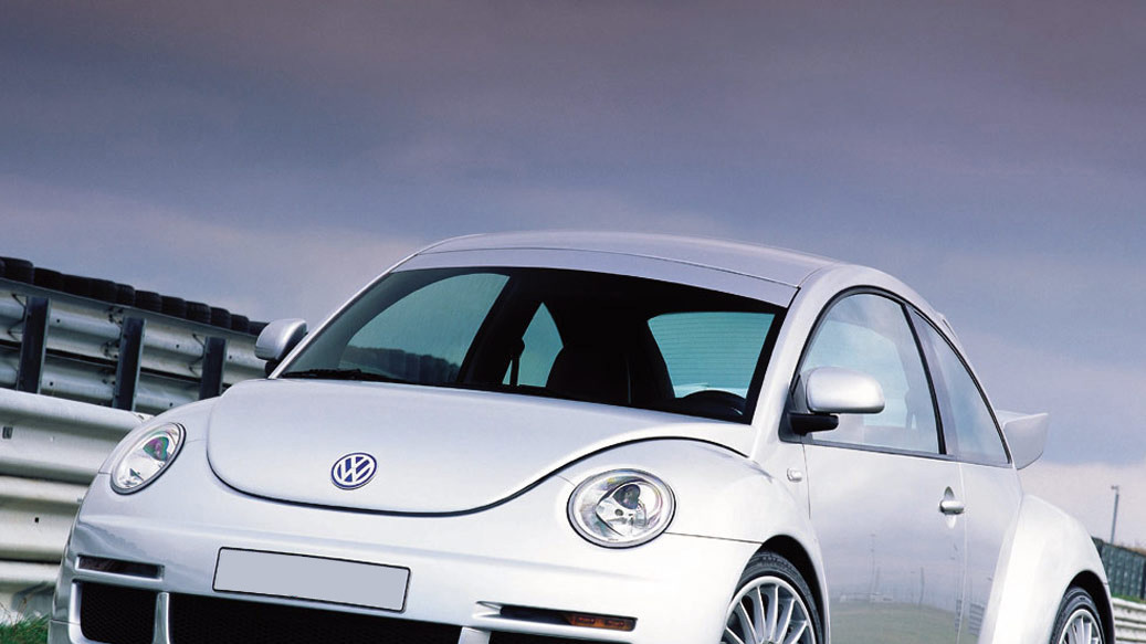 5 место. Volkswagen Beetle. Наследника культовой модели 60-х изругали за то, что в новой инкарнации автомобиль сделали уж слишком "миленьким" - годится для чирлидеров и балерин. Впрочем, так высоко в рейтинге автомобиль продвинулся лишь благодаря голосам опрошенных мужчин - каждый четвертый заверил, что за руль "Жука" не сядет. Женщины были более благосклонны.