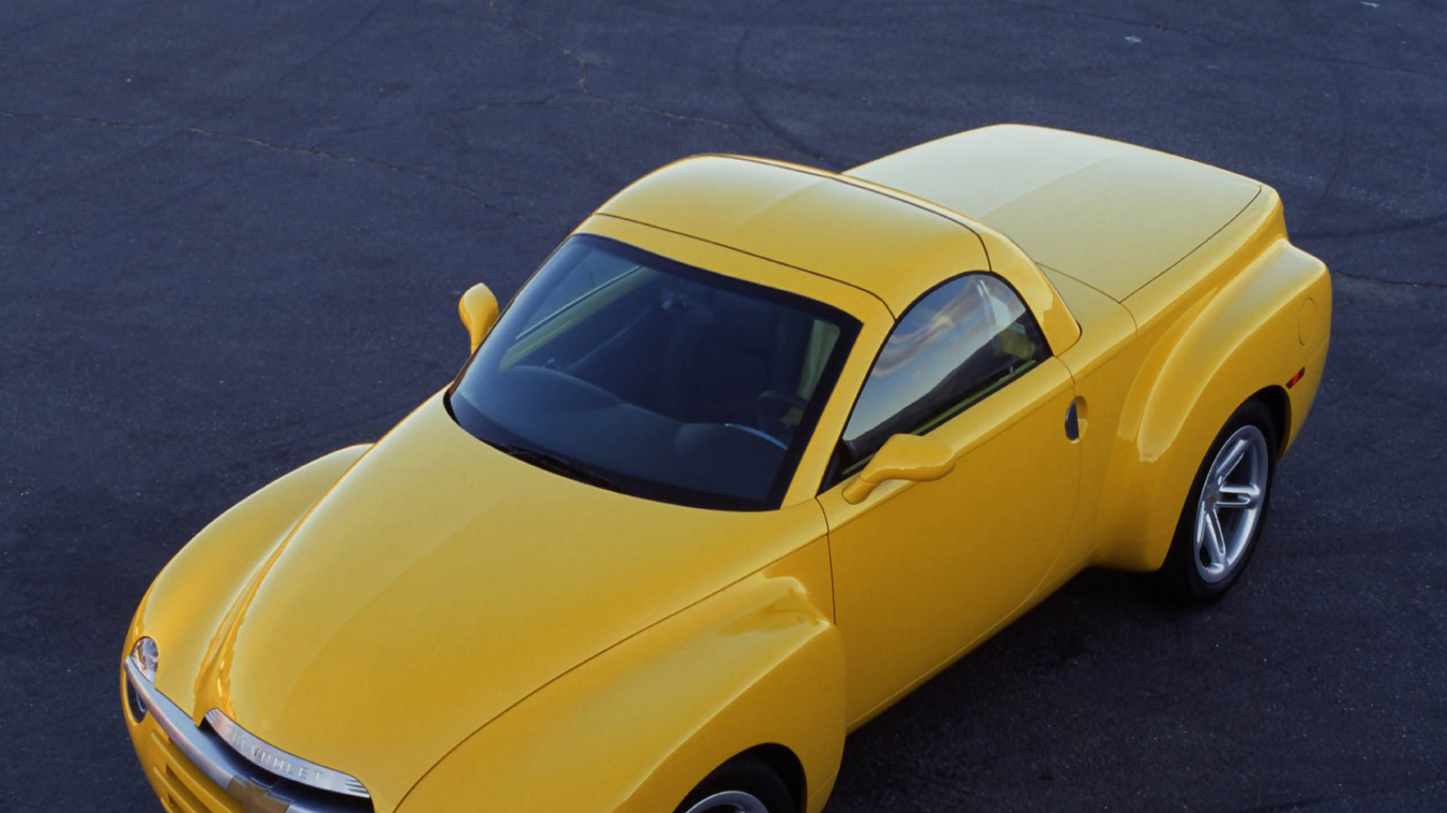 4 место. Chevrolet SSR - попытка создать новую нишу, совместив в одном автомобиле пикап, хотрод и спорткар... Провалилась, конечно. Странное чудище пытались продавать 3 года, за это время произвели около 24 000 автомобилей.