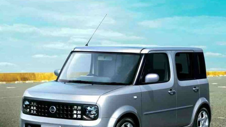 2 место. Nissan Cube. Чем эта машина хуже, чем другой "кубик на колесах" Honda Element? Ну, например, обзором через задние боковые стекла, которые на треть закрыли темным пластиком. Каждый третий среди опрошенных CarInsurance.com назвал эту машину нелепой.