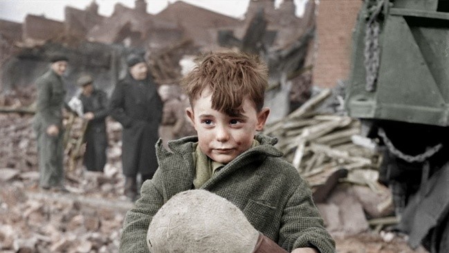 Потерявшийся мальчик держит игрушку. Лондон, 1945 год