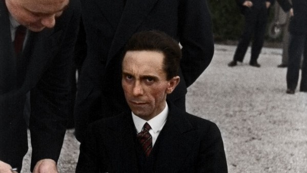 Йозеф Геббельс хмуро смотрит на фотографа Альфреда Эйзенштадта, узнав, что тот еврей. 1933 год