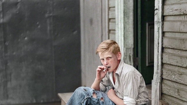 Мальчик в районе трущоб Балтимора. США, июль 1938 года