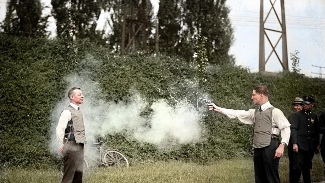 Мерфи и его партнер демонстрируют бронежилет. 13 октября 1923 года