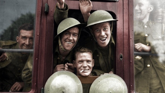 Британские солдаты в поезде на пути к Западному фронту. Англия, 20 сентября 1939 года