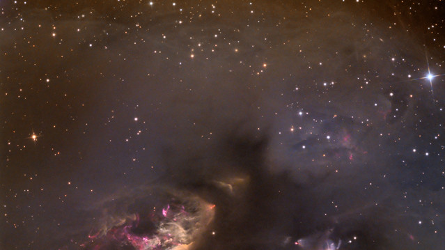 Победителем в категории "Дальний космос" стала фотография "Небесное импасто: Sh2-239", сделанная американцем Адамом Блоком. Через несколько тысяч лет назад мощная радиация, исходящая от звезд в этой туманности, уничтожит окружающие ее облака пыли и газа, что радикально изменит ее облик.