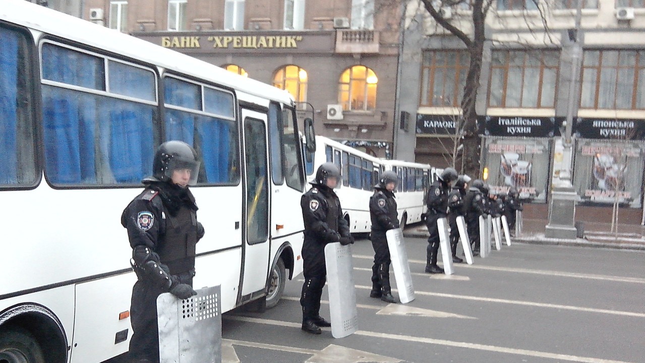 Большое количество бойцов "Беркута" сосредоточились возле Украинского дома