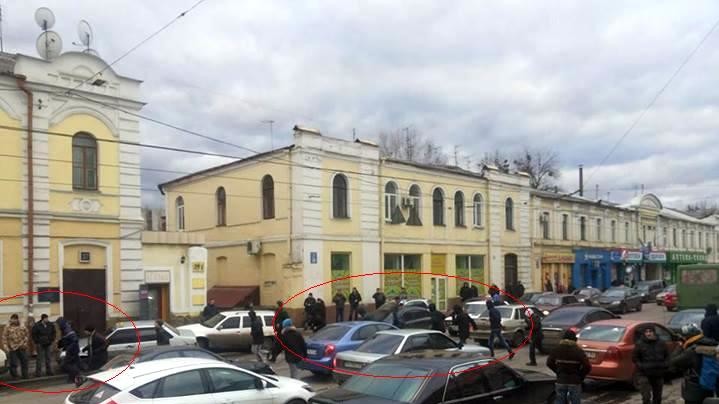 "Ми тут на форум приїхали, а за нами вулицями натовпи тітушек бігають. Пацанва без мізків" - прокомментировал глава "Демократичного альянсу" Василий Гацько