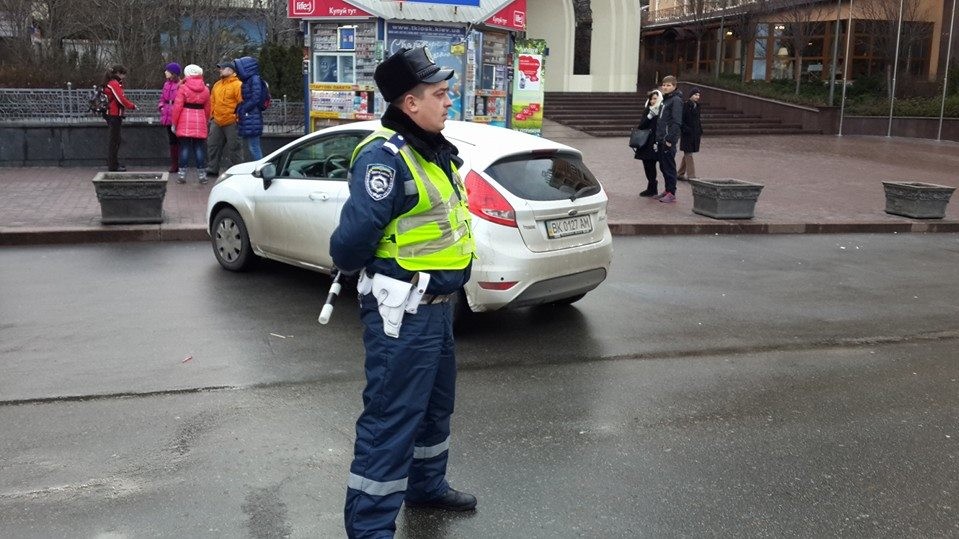 Даішник спокійно відпускає мікроавттбус тітушек, які перекривали рух