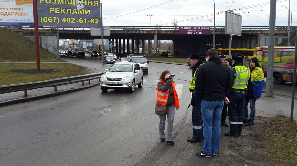 Даішники за кожні 100 метрів. Намагаються зупинити по одній машині з 30-40 авто. Активісти одразу закдиють їх питаннями на якій підставі зупиняють авто