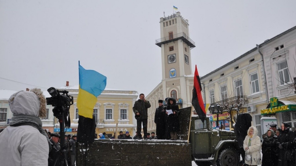 В Коломые подняли красно-черный флаг