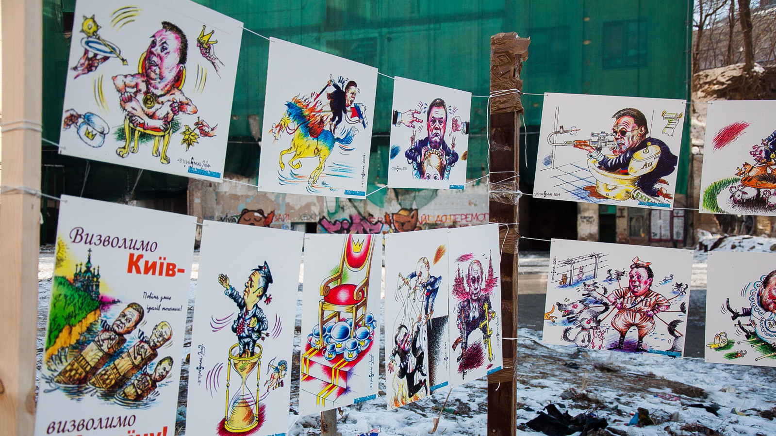 Виставка карикатур Олега Смаля на Майдані