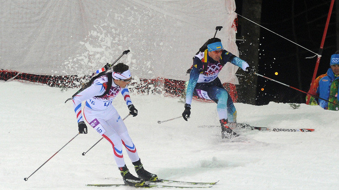 Сергей Седнев (на заднем плане) пытается не повторить падения партнера по команде