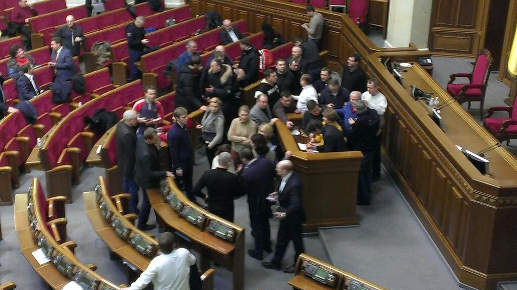 Регистрируются вручную, записывают фамилии на бумаге