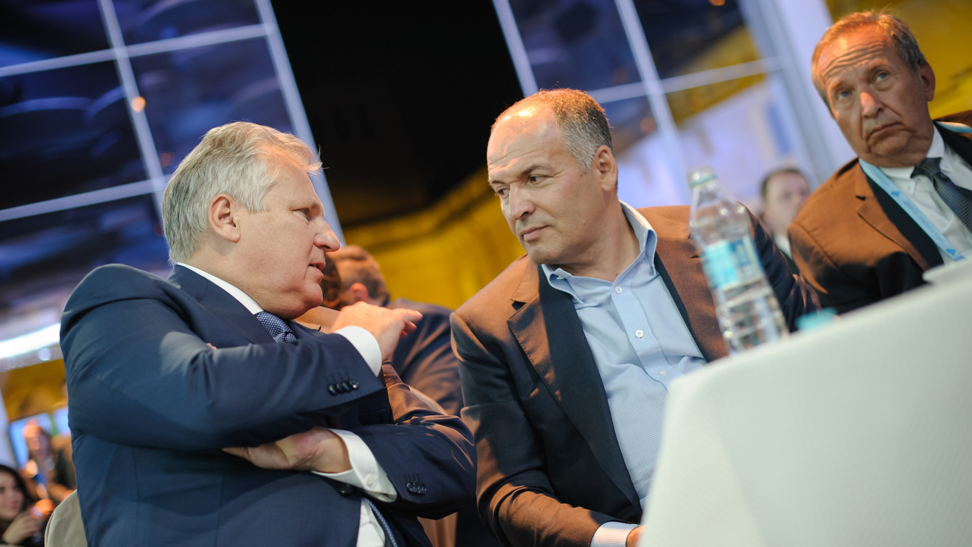 Александр Квасьневский, Председатель Наблюдательного совета YES, Виктор Пинчук, основатель и член Наблюдательного совета YES, и Лоуренс Г. Саммерс, Профессор, Школа государственного управления им. Джона Ф. Кеннеди, Гарвардский университет