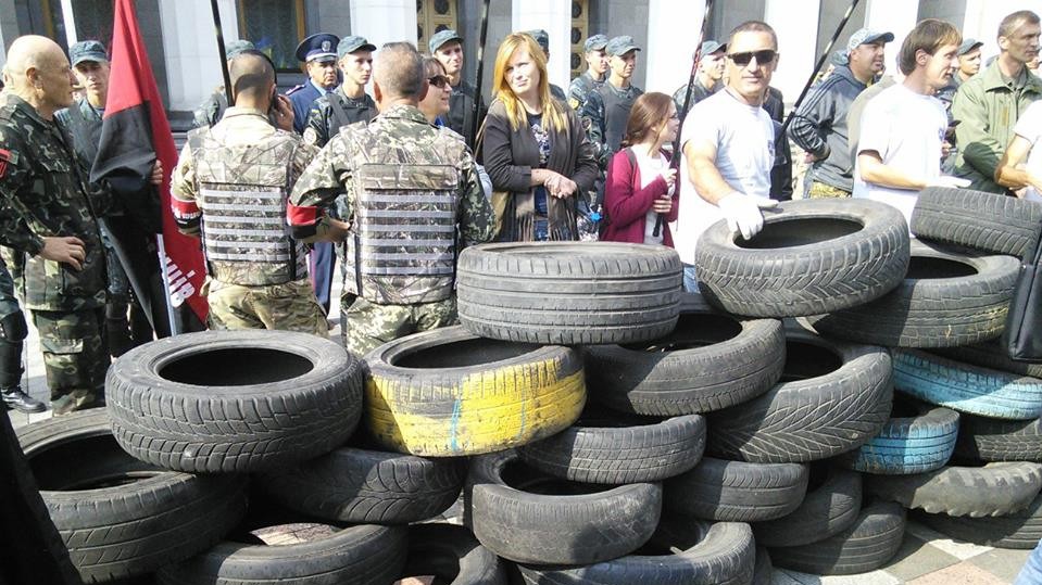 Активисты "Правого сектора" и "Автомайдана" грозят под Радой устроить "собственную люстрацию"  (фото НБН)