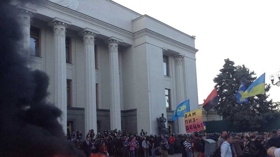 Под Радой подожгли покрышки