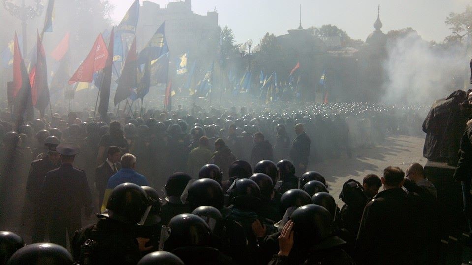 Під будівлею ВР знаходиться близько восьми тисяч пікетників