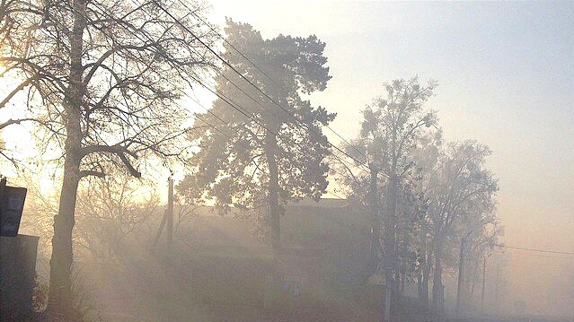 Улицы города в дыму.