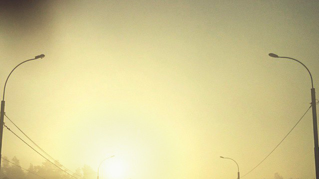 Улицы города в дыму.