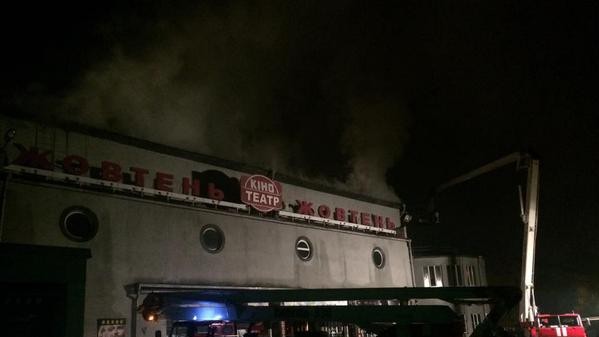 Кинотеатр горел несколько часов.