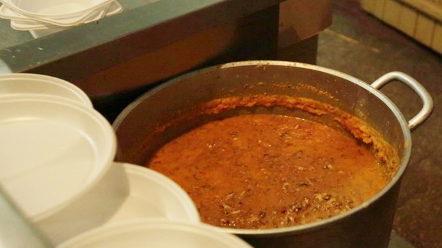 Солдатам варят суп из кильки.