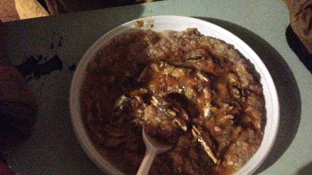 Солдатам варят суп из кильки.