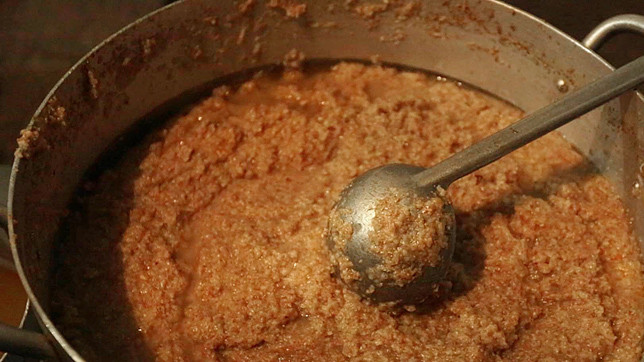 Солдатам варят суп из кильки.