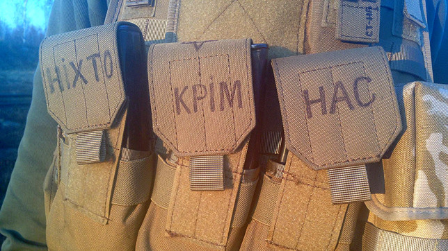 Солдатам варят суп из кильки.