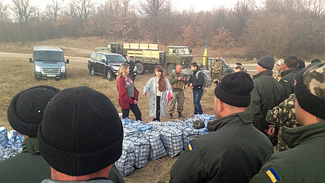 Солдатам варят суп из кильки.