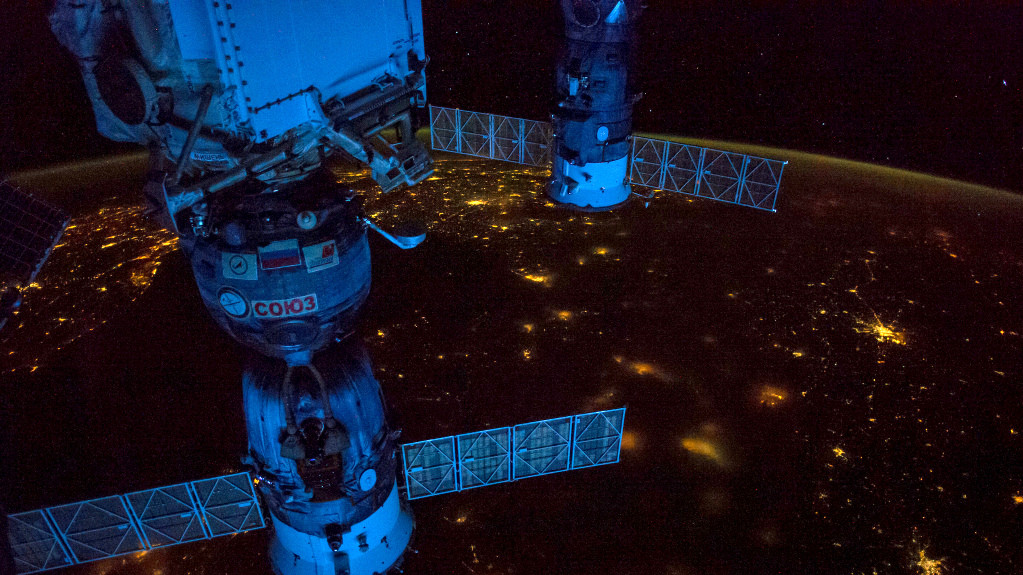 Нічний вид на Землю зі стоянки Союз ТМА-13М на МКС