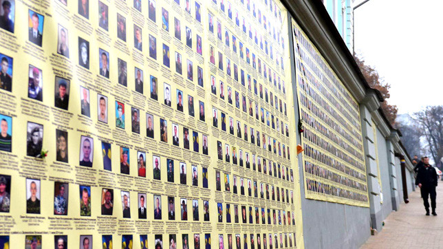 Баннеры с фотографиями погибших выше человеческого роста.