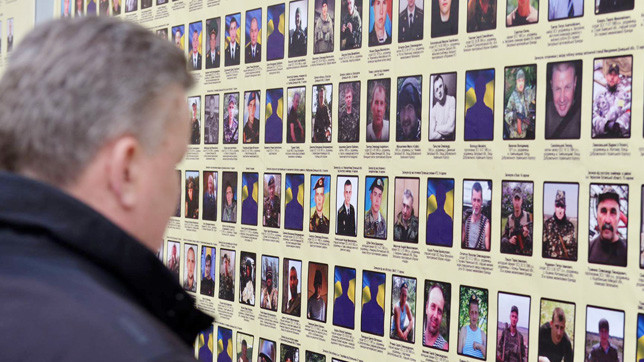 Баннеры с фотографиями погибших выше человеческого роста.