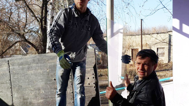 Волонтеры восстанавливают школы.