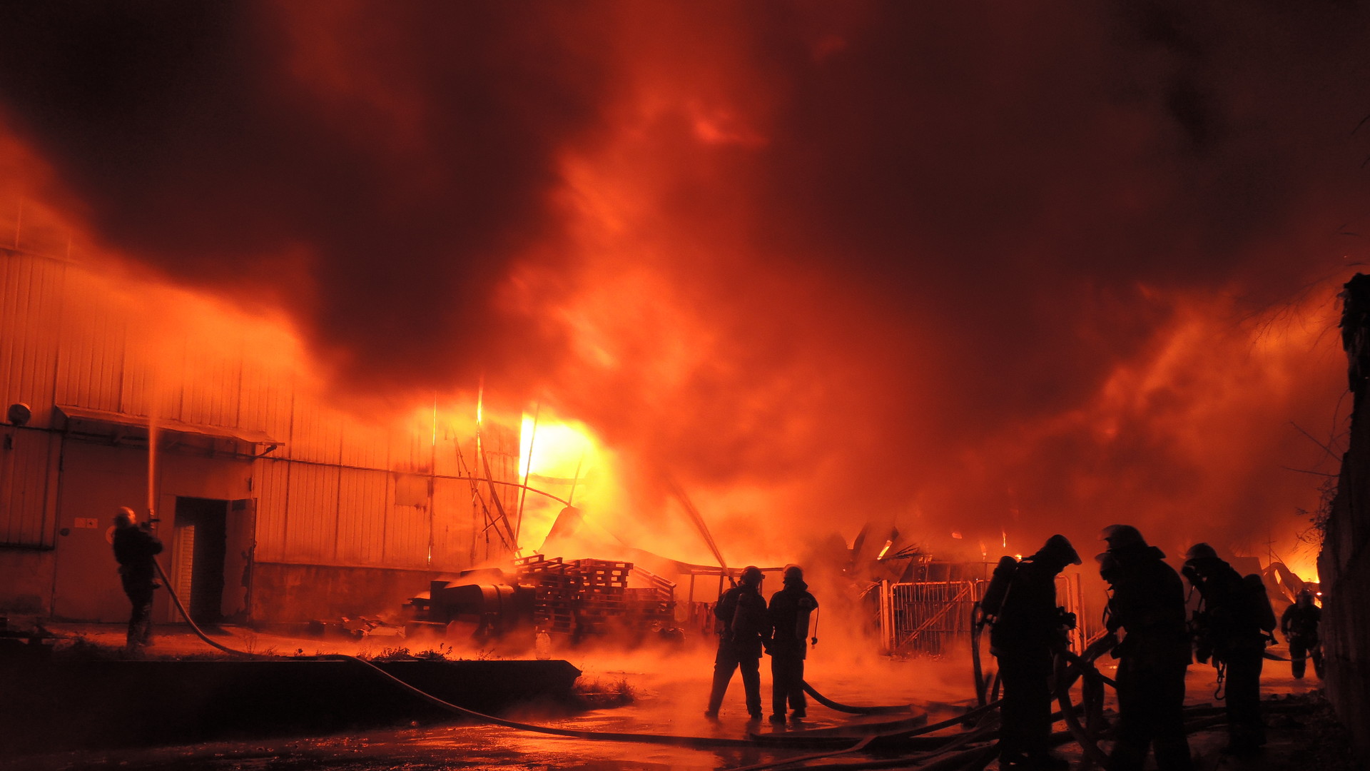 Пожежники гасять вогонь на кіностудії