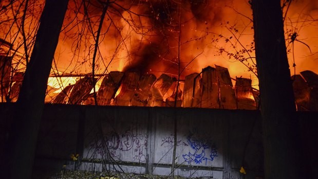 Пламя потушили ближе к полуночи.