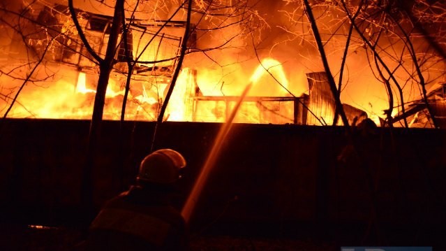 Пламя потушили ближе к полуночи.