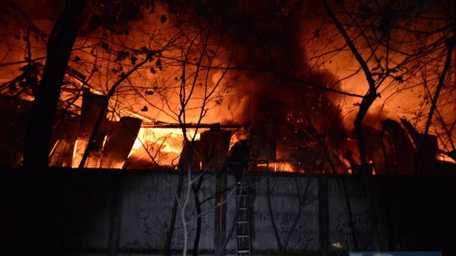 Пламя потушили ближе к полуночи.