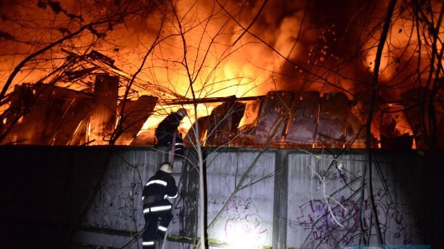 Пламя потушили ближе к полуночи.