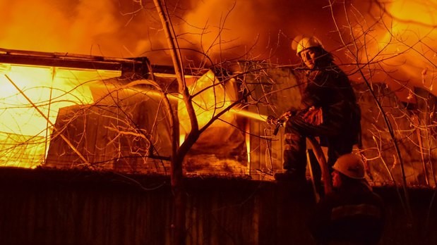 Пламя потушили ближе к полуночи.