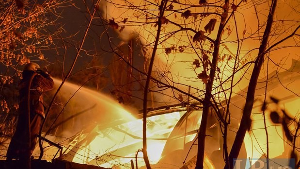 Пламя потушили ближе к полуночи.