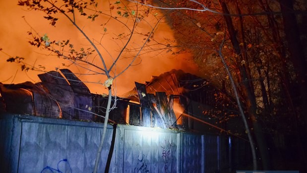 Пламя потушили ближе к полуночи.