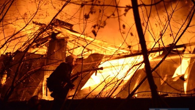 Пламя потушили ближе к полуночи.