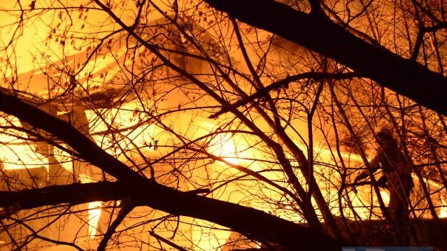 Пламя потушили ближе к полуночи.