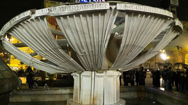 Картонний фонтан збирали кілька годин.