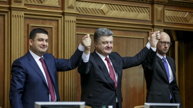 Депутаты большинством проголосовали за Гройсмана и Яценюка.