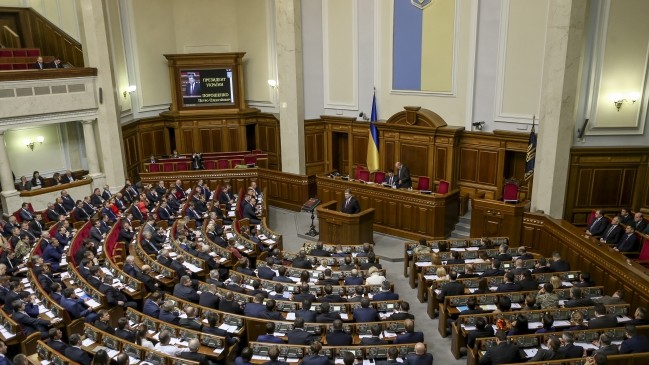 Депутаты большинством проголосовали за Гройсмана и Яценюка.