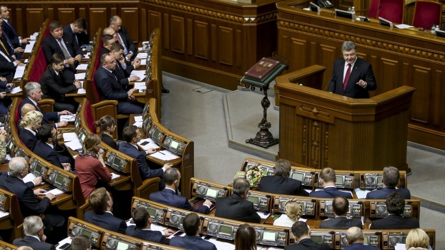 Депутаты большинством проголосовали за Гройсмана и Яценюка.