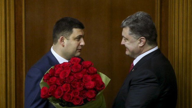 Депутаты большинством проголосовали за Гройсмана и Яценюка.