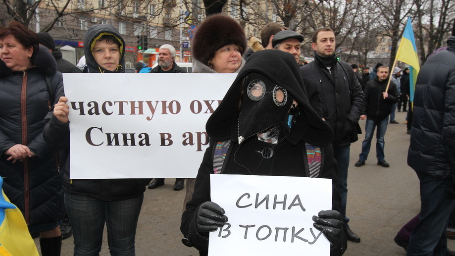 Митингующие прорвались на сессию горсовета.